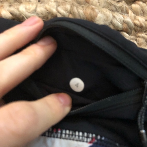 Lululemon speed up 2.5 shorts limited edition Sz4 - Picture 3 of 3